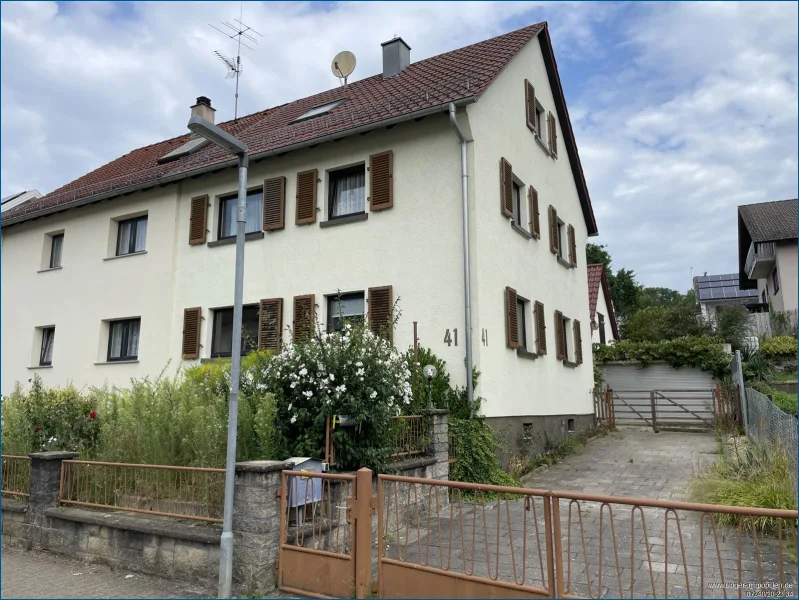 Straßenansicht - Haus kaufen in Walzbachtal / Jöhlingen - Einfamilienhaus DHH mit Bauplatz, Schopf und Garage! **provisionsfrei**