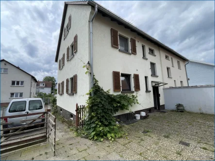 Hausansicht vom Hof - Haus kaufen in Walzbachtal / Jöhlingen - Einfamilienhaus DHH mit  Schopf, Garage und großer Hoffläche! **provisionsfrei**