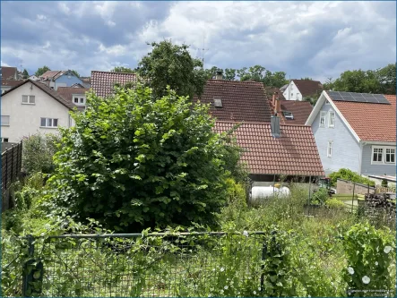 Blick auf den Bauplatz - Grundstück kaufen in Walzbachtal / Jöhlingen - Bauplatz für eine Doppelhaushälfte nahezu unverbaubar! **provisionsfrei**