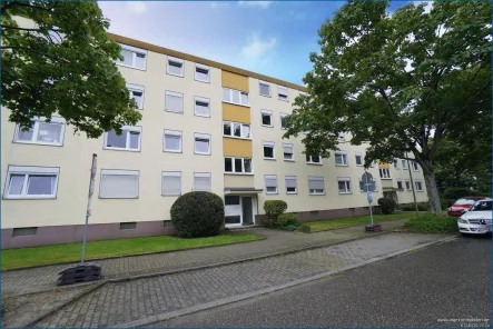 Hausansicht - Wohnung kaufen in Karlsruhe - Kurzfristig freie 2-Zimmer Eigentumswohnung mit Balkon! **provisionsfrei**