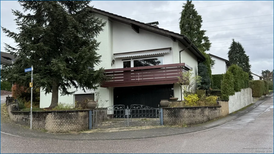 Straßenansicht - Haus kaufen in Karlsruhe / Grünwettersbach - Ideales Einfamilienhaus mit ganz viel Platz für Ihre Familie ! **provisionsfrei**