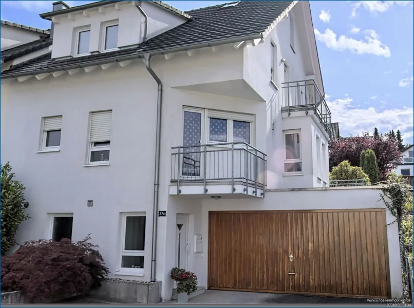 Hausansicht - Haus kaufen in Pfinztal / Wöschbach - Modernes Einfamilienhaus DHH mit herrlich gelegenem Garten und Doppelgarage! **provisionsfrei**