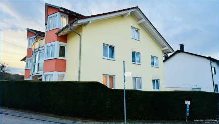 Hausansicht - Wohnung mieten in Walzbachtal / Jöhlingen - 3-Zimmerwohnung Hochparterre mit Balkon und KFZ-Stellplatz!