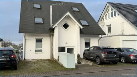 Hausansicht - Wohnung kaufen in Pfinztal-Wöschbach - Grundsolide vermietete 2-Zimmerwohnung mit Terrasse und Fernblick! **provisionsfrei**