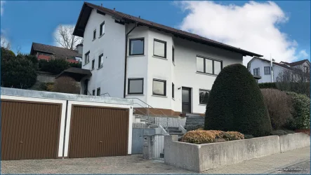 Hausansicht mit Garage - Haus kaufen in Pfinztal / Söllingen - Frei stehendes Einfamilienhaus mit Ausbaureserve und  einer Einliegerwohnung! **provisionsfrei**