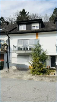 Hausansicht - Haus mieten in Karlsbad / Mittelmutschelbach - Modernes und helles Reihenmittelhaus mit Garage Balkon und Terrasse!