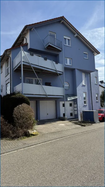 Hausansicht - Wohnung mieten in Pfinztal / Wöschbach - 2-Zimmerwohnung Maisonette mit 2 großen Balkonen und Garage!