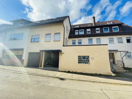 Ansicht vorne 1 - Haus kaufen in Erdmannhausen - Reihenhaus mit Potential!