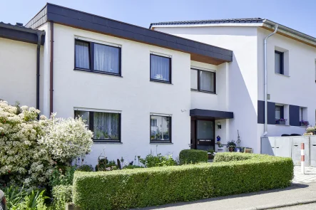 Ansicht vorne - Haus kaufen in Marbach - Zweifamilienhaus mit Ausbaupotential!