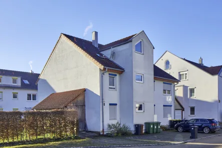 Ansicht vorne 2 - Haus kaufen in Benningen - Neuwertiges Mehrfamilienhaus mit 4 Wohneinheiten!