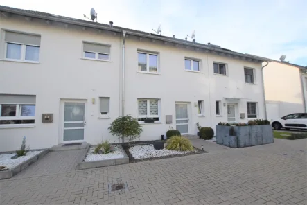 Außenansicht - Haus kaufen in Ludwigshafen am Rhein - Neuwertiges Reihenmittelhaus in familienfreundlicher Umgebung