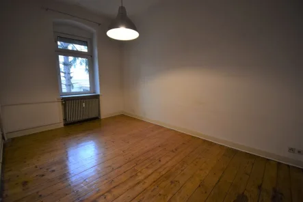 Wohn-/Schlafzimmer - Wohnung mieten in Mannheim / Neckarstadt-Ost - Gemütliche Single-Altbauwohnung in Top-Wohnlage