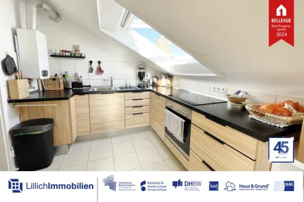 Titelbild - Wohnung mieten in Kornwestheim - Stadtleben pur: 2,5-Zimmer-Dachgeschosswohnung mit Einbauküche