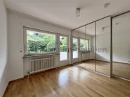 Schlafzimmer mit Zugang zum Balkon