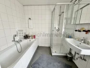 Saniertes Badezimmer mit Dusche und Badewanne im OG