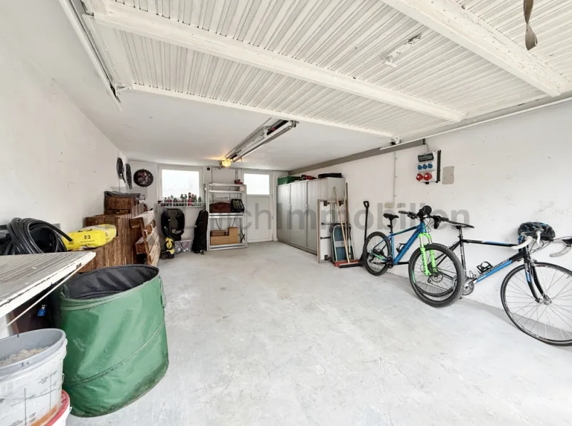 Garage mit Zugang zur Terrasse