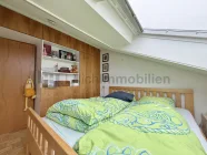 Schlafzimmer mit Sicht auf den Einbauschrank