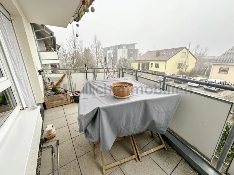 Überdachter Süd-Balkon mit Markise