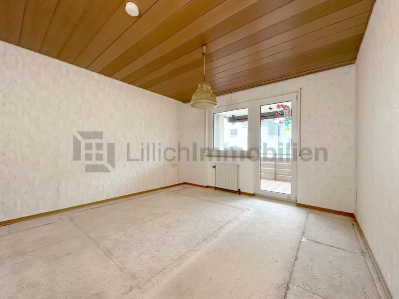 Schlafzimmer mit Zugang zum großen Balkon