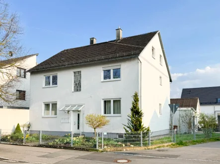 Ansicht - Haus kaufen in Ulm - Ulm-Lehr liebevoll gepflegtes Zweifamilienhaus mit 2 Garagen, 2 EBK's, Wintergarten und Balkon