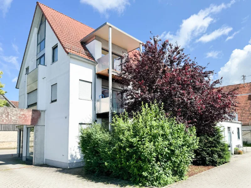 Ansicht - Wohnung kaufen in Blaubeuren - 3,5-Zimmer-Galeriewohnung mit Weitblick - individuell Wohnen unterm Dach in Blaubeuren-Asch