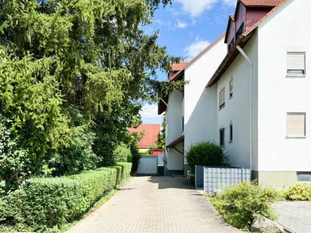 Ansicht Eingang - Wohnung kaufen in Neu-Ulm - Neu-Ulm/Burlafingen frisch renovierte 3-Zi.-Wohnung mit sonnigem Balkon, TG und ST sofort beziehbar!