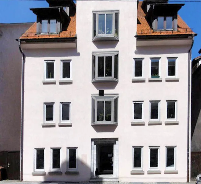 Ansicht Eingang - Wohnung mieten in Ulm - Ulm-City 4-Zi.-Etagenwohnung im 3. OG (ohne Aufzug) mit Minibalkon, EBK und TG