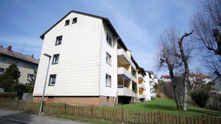 Hausansicht - Wohnung kaufen in Furtwangen - Vermietete 3-Zimmer-Wohnung in ruhiger Lage von Furtwangen
