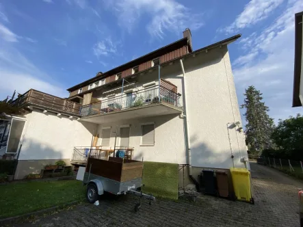 Hausansicht - Wohnung kaufen in Villingen-Schwenningen - Gemütliche 2½-Zimmer-Dachgeschosswohnung in ruhiger Lage