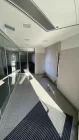 verglaster Eingangsbereich mit Terminalanschlüssen