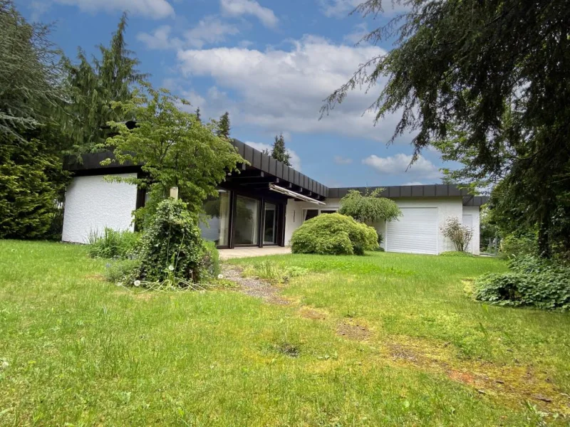 Gartenansicht - Haus kaufen in VS-Villingen - Freistehender Winkelbungalow in bevorzugter Wohnlage