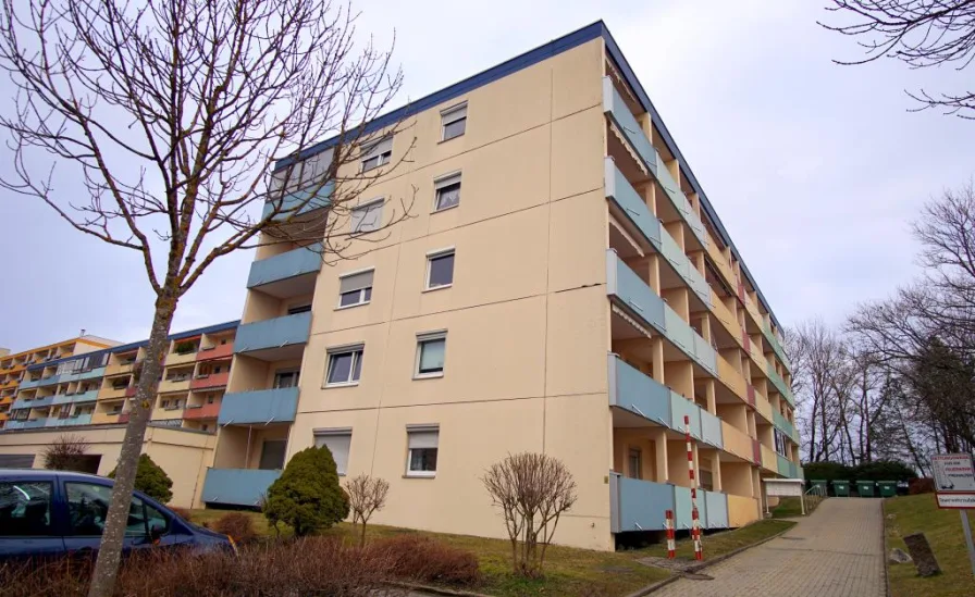 Hausansicht - Wohnung kaufen in Villingen-Schwenningen - Gemütliche 3½-Zimmer-Eigentumswohnung mit verglaster West-Loggia