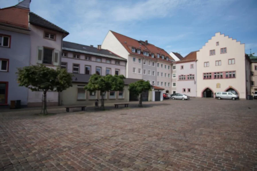 Ansicht vom Münsterplatz - Büro/Praxis mieten in Villingen-Schwenningen - Loft-Stil Büro-/Praxis-/Kanzleiräume im Dachgeschoss in 1A Lage in der Villinger Altstadt