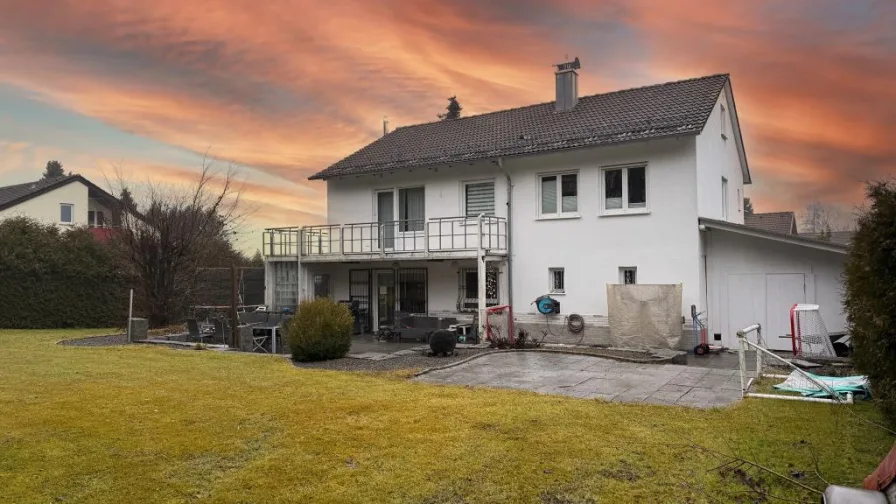 Hausrückansicht - Haus kaufen in Bad Dürrheim - Attraktives 1-Familien-Haus auf großem Grundstück, direkt an die Natur angrenzend