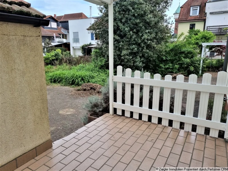 11 EG Terrasse mit Zugang zum Hof