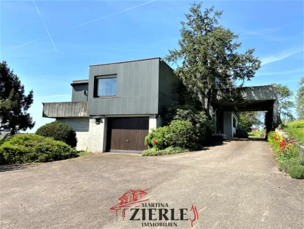 Außenansicht mit Parkplatz - Haus kaufen in Ebersbach an der Fils - Einmalige Gelegenheit! Architektenhaus mit über 3000 m² Grundstück in gefragter Aussichts-/Randlage!