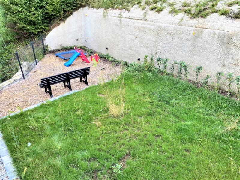 Garten mit Spielplatz