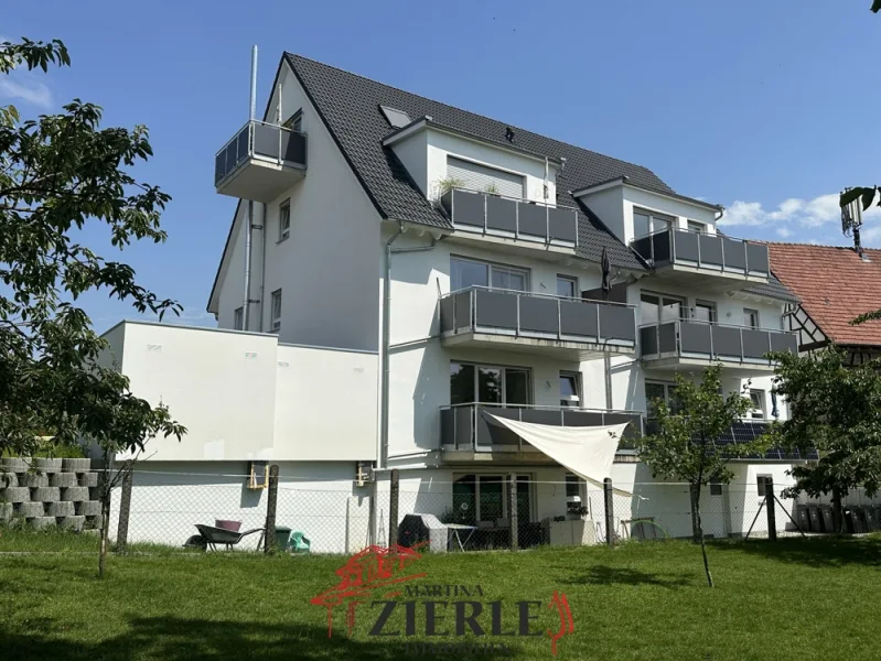 Außenansicht seitlich Gartenseite - Wohnung kaufen in Ebersbach an der Fils / Weiler - Kurzfristig beziehbar! Neubau-Maisonette-Whg., KfW55, 2 Balkone, Aufzug, Einzelgarage, ruhige Lage!