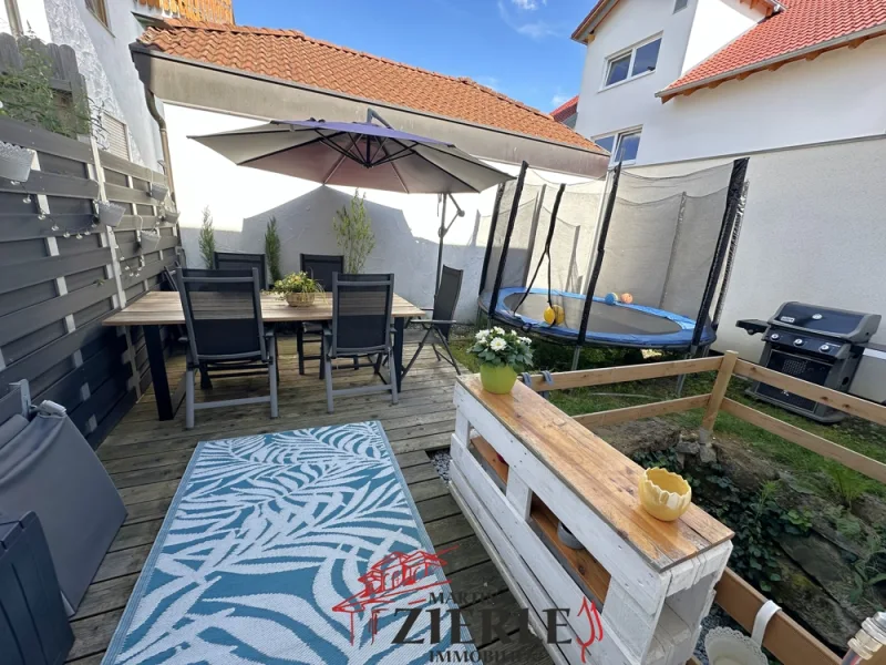 5 Terrasse hinter dem Haus