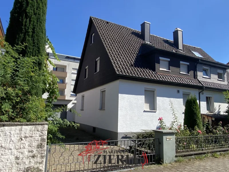 1 Vorderansicht - Haus kaufen in Uhingen - Gelegenheit! Schöne Doppelhaushälfte mit Potenzial in ruhiger Lage in Uhingen mit Garage und Garten!