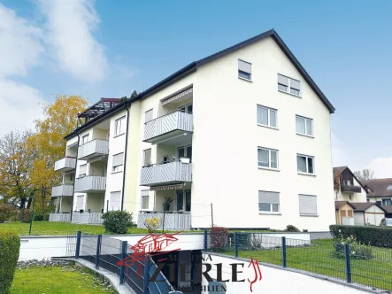 1-Aussenansicht  - Wohnung kaufen in Kuchen - Schöne 3,5 Zi. Whg. mit Balkon und TG Stellplatz in gefragter Lage von Kuchen!