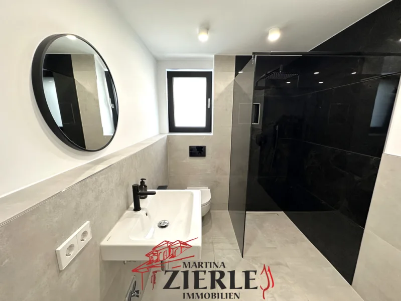 Badezimmer - Wohnung kaufen in Ebersbach an der Fils / Bünzwangen - Erstbezug! Moderne 2,5-Zi.-Wohnung, KfW 55, exkl. Ausstattung, Fußboden-Hzg., Luft-Wasser-Wärmepumpe