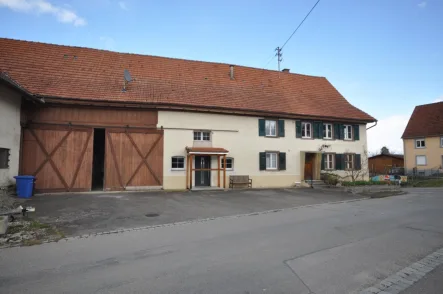 Ansicht - Haus kaufen in Hilzingen - Schlatt a. Randen - Bauernhaus mit sep. Büro / großer Scheune und Ausbaupotenzial in Hilzingen-Schlatt a. Randen - frei