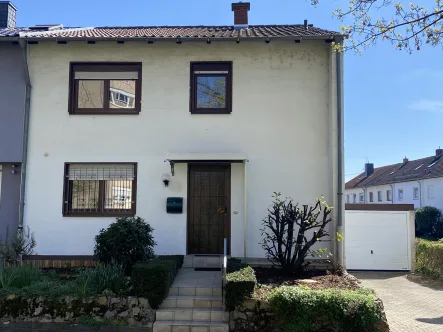 Straßenansicht - Haus kaufen in Mannheim / Feudenheim - Erstklassiges Einfamilienhaus, einseitig angebaut, mit Garage und PKW-Stellplatz