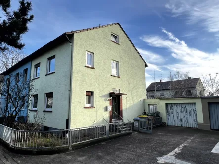 Titel   - Haus kaufen in Mannheim / Schönau - Renovierungsbedürftige Doppelhaushälfte mit großem Grundstück und guter Verkehrsanbindung