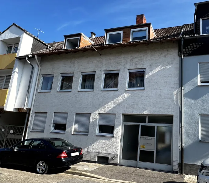 Titel bearbeitet - Haus kaufen in Mannheim / Neckarau - Vierparteien-Reihenhaus mit gesuchten Wohnungsgrößen, drei Garagen in ruhiger Vorortwohnlage