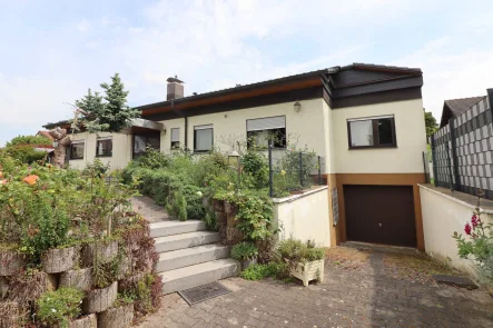 Titel   - Haus kaufen in Mannheim / Käfertal - Stattlicher Bungalow in zweiter Reihe mit Garage und Terrasse, voll unterkellert, in ruhiger und beliebter Wohnlage