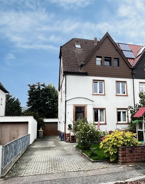 Titel bearbeitet - Haus kaufen in Mannheim / Neckarau - Stattliches Dreiparteienhaus, einseitig angebaut, gesuchte Wohnungsgrößen, Garage,  ruhige Wohnlage