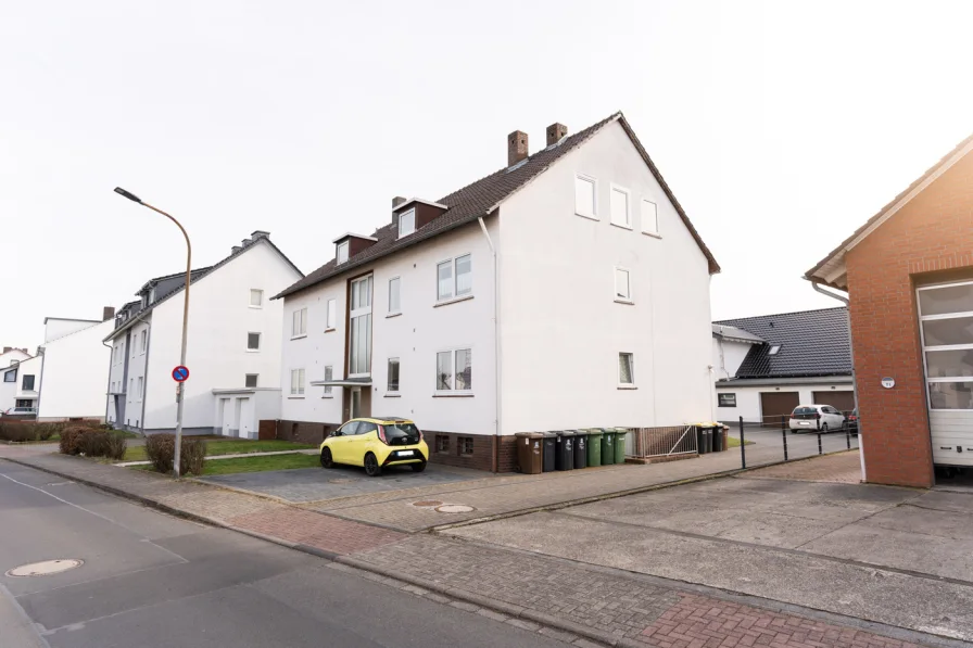 Ansicht Straße - Zinshaus/Renditeobjekt kaufen in Niestetal / Heiligenrode - Mehrfamilienhaus mit 6 Wohneinheiten und Steigerungspotential