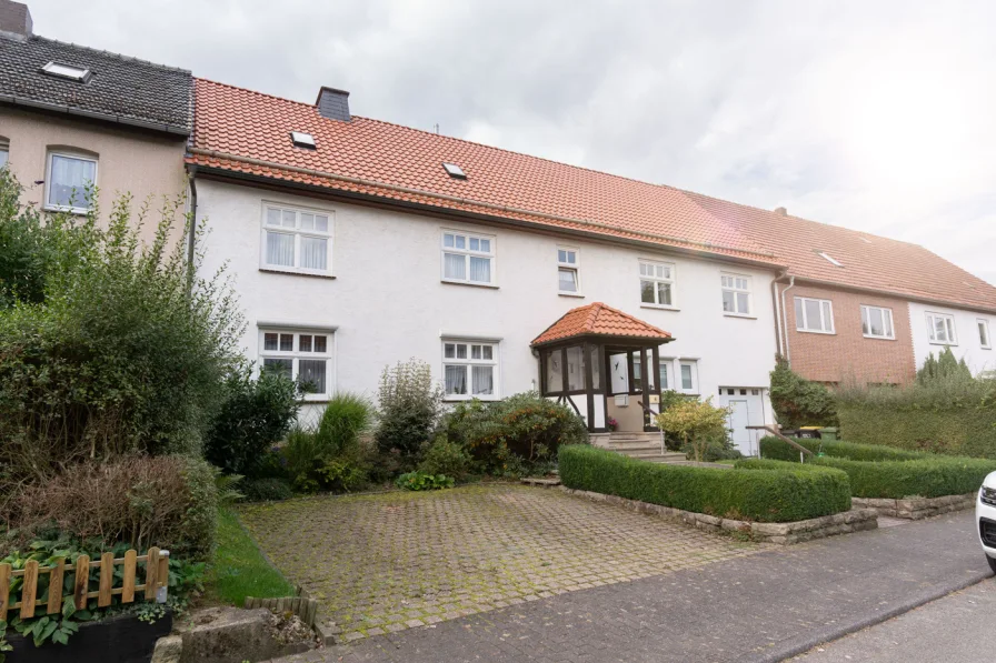 Ansicht von Straße - Haus kaufen in Ahnatal / Heckershausen - Zweifamilienhaus in Ahnatal-HeckershausenZentrale, ruhige Lage mit Traumgarten